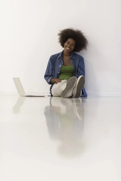 Жінка сидить на підлозі з ноутбука — стокове фото