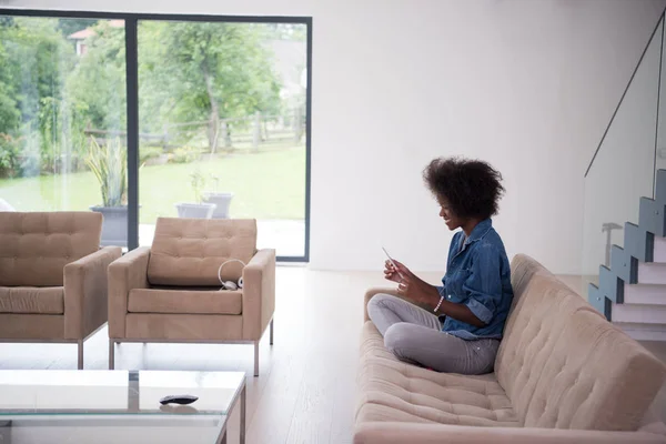 Afro-américaine femme à la maison avec tablette numérique — Photo