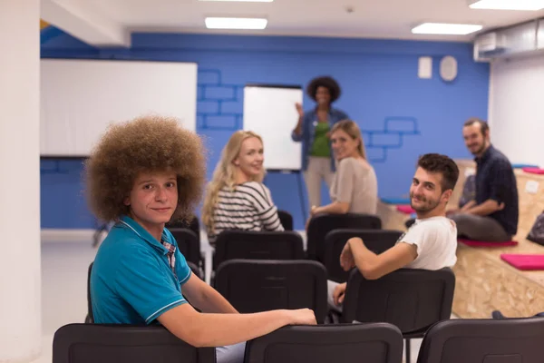 Porträtt av ung informella affärsman — Stockfoto