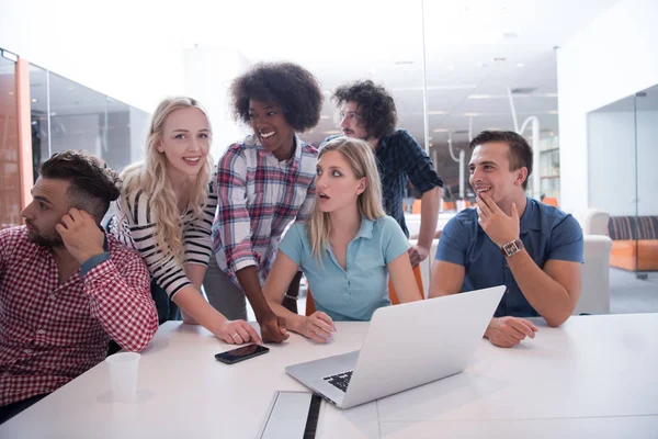 Equipo empresarial multiétnico de startups en la reunión — Foto de Stock