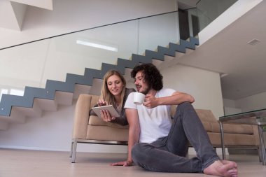 evde tablet bilgisayarlar ile rahatlatıcı Çift