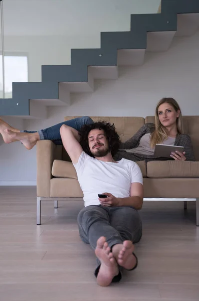 Young couple relaxes in the living room — Stock Photo, Image