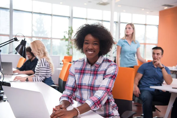 African American informal business woman working in the office — Stock Photo, Image