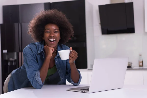 Sonriente mujer negra en cocina moderna —  Fotos de Stock