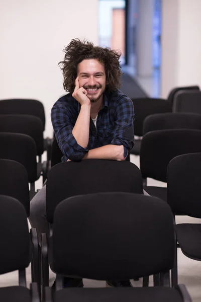 Ein Schüler sitzt allein in einem Klassenzimmer — Stockfoto