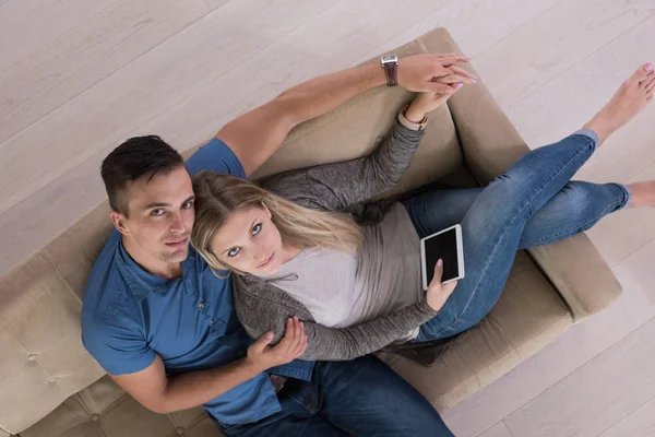 Youg pareja en sala de estar con vista superior tableta —  Fotos de Stock