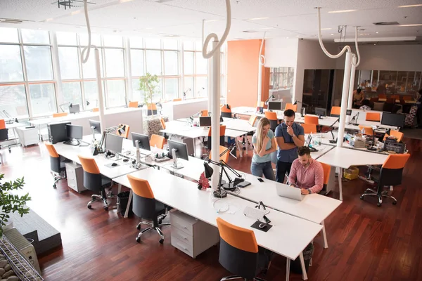 Gruppe junger Leute beschäftigt Arbeitnehmer mit Computer — Stockfoto