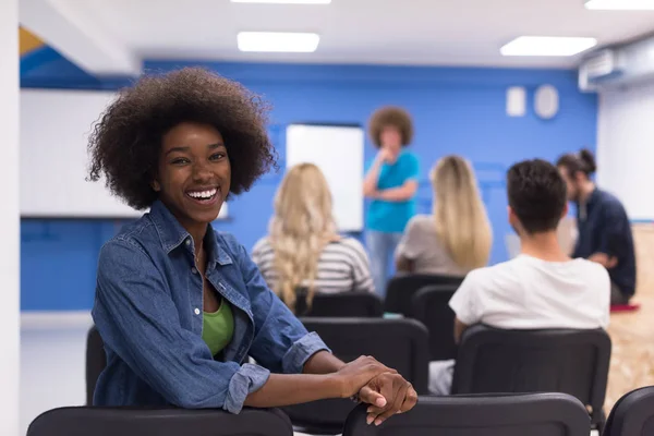 Portret informele Afro-Amerikaanse zakenvrouw — Stockfoto