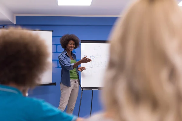 Mulher negra oradora no seminário — Fotografia de Stock