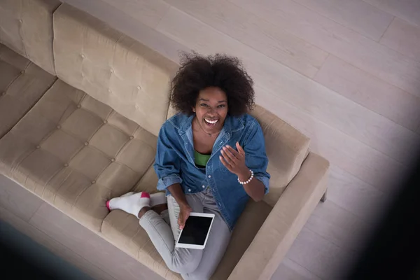 Afro-américaine femme à la maison avec tablette numérique vue du dessus — Photo