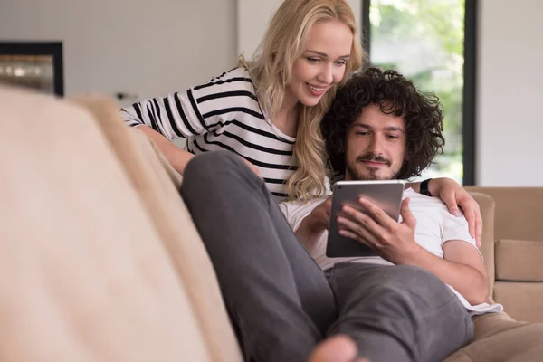 Couple relaxant à la maison avec tablettes — Photo