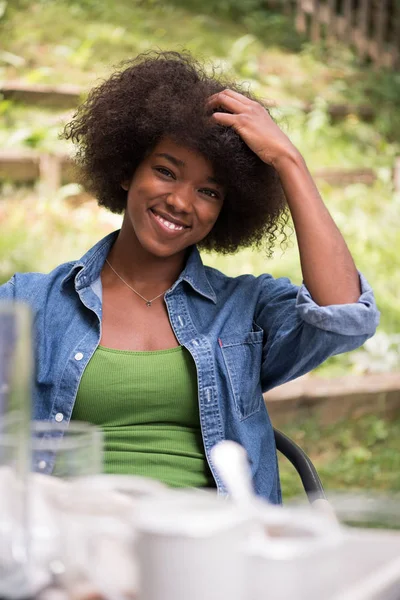 Ritratto di Bella ragazza afro-americana felice — Foto Stock