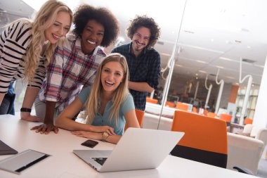 Çok ırklı bir girişim ekibi toplandı