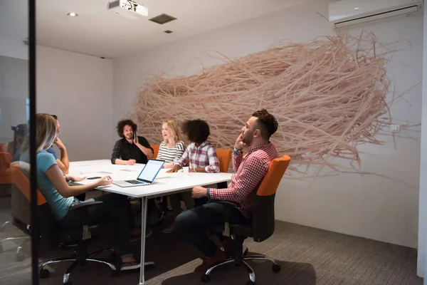 Equipo empresarial multiétnico de startups en la reunión — Foto de Stock