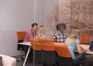 Çok ırklı bir girişim ekibi toplandı