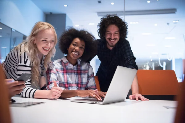 Çok ırklı bir girişim ekibi toplandı