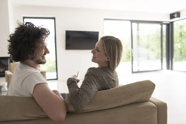 Vista trasera de pareja viendo televisión —  Fotos de Stock