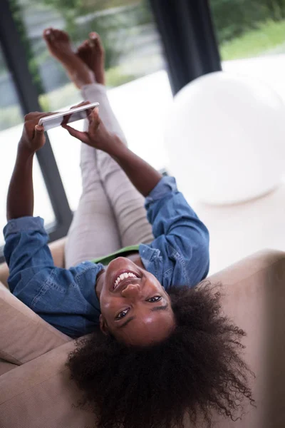 Afro-américaine femme à la maison avec tablette numérique — Photo