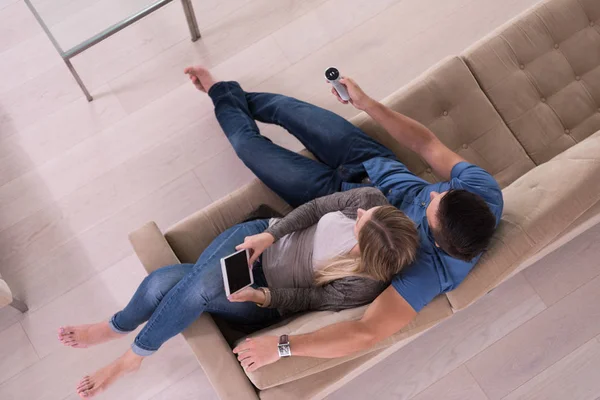 Casal youg na sala de estar com tablet vista superior — Fotografia de Stock