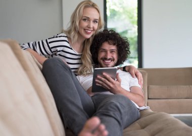 evde tablet bilgisayarlar ile rahatlatıcı Çift