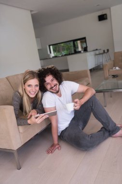 evde tablet bilgisayarlar ile rahatlatıcı Çift