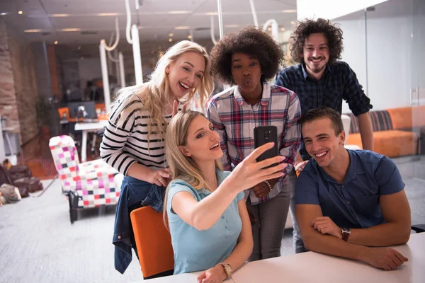 Multi-etnische startup business team op vergadering — Stockfoto