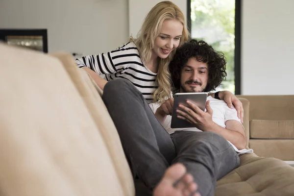 Paar entspannt zu Hause mit Tablet-Computern — Stockfoto