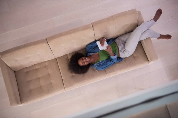 Donna afroamericana a casa con tablet digitale vista dall'alto — Foto Stock