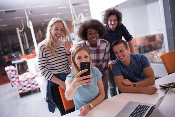 Equipo empresarial multiétnico de startups en la reunión —  Fotos de Stock