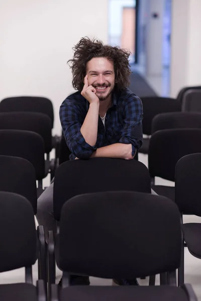 Ein Schüler sitzt allein in einem Klassenzimmer — Stockfoto