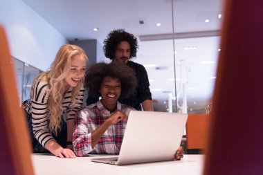 Çok ırklı bir girişim ekibi toplandı