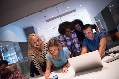 Çok ırklı bir girişim ekibi toplandı