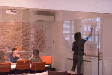 Çok ırklı bir girişim ekibi toplandı