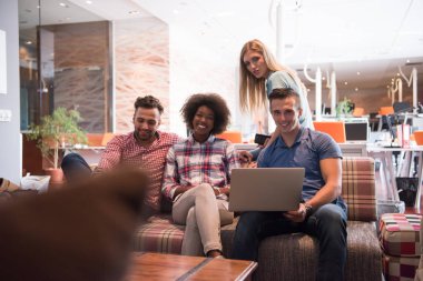 Çok ırklı bir girişim ekibi toplandı