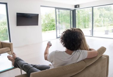 Televizyon izlerken çift arkadan görünüş