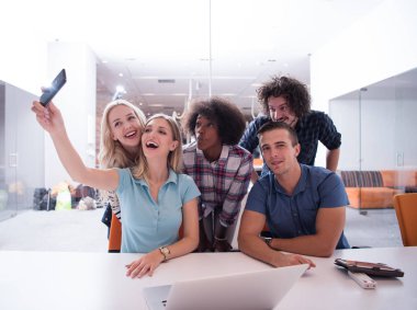 Çok ırklı bir girişim ekibi toplandı