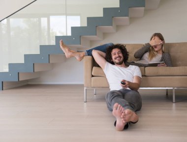 Genç çift oturma odasında rahatlatır