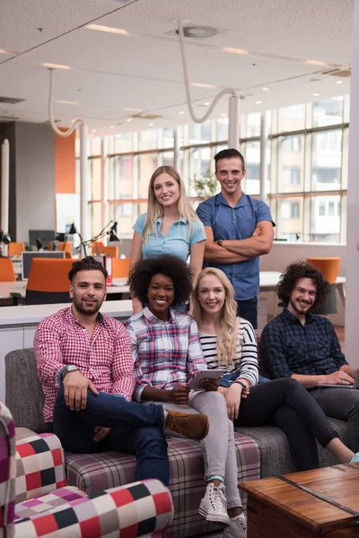 Equipe de negócios de inicialização multiétnica em reunião — Fotografia de Stock