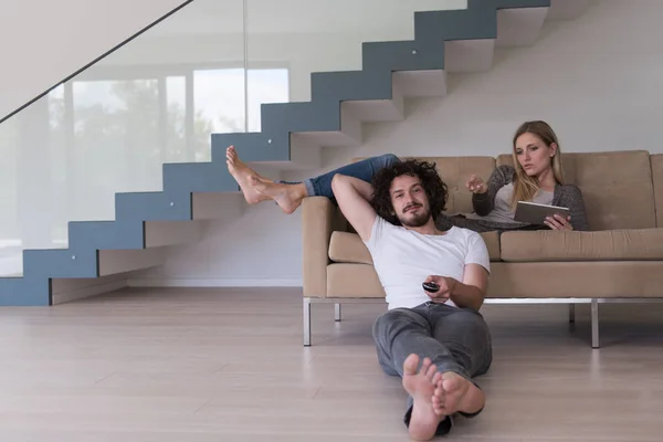 Giovane coppia si rilassa in soggiorno — Foto Stock