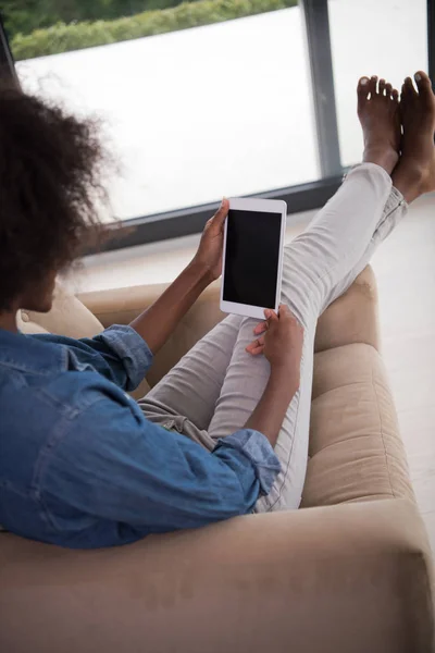 Afro-américaine femme à la maison avec tablette numérique — Photo