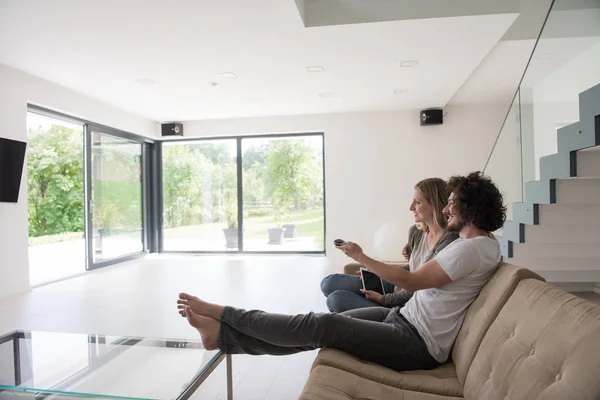 Mladý pár se uvolňuje v obývacím pokoji — Stock fotografie