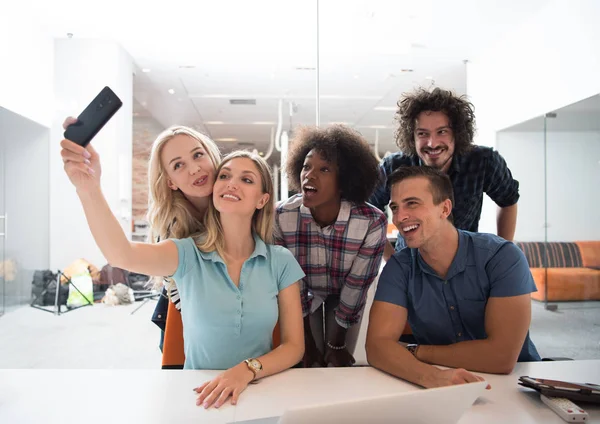 Multiethnisches Gründerteam trifft sich — Stockfoto