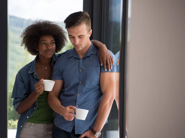 Romántico feliz joven pareja relajarse en casa moderna en el interior —  Fotos de Stock