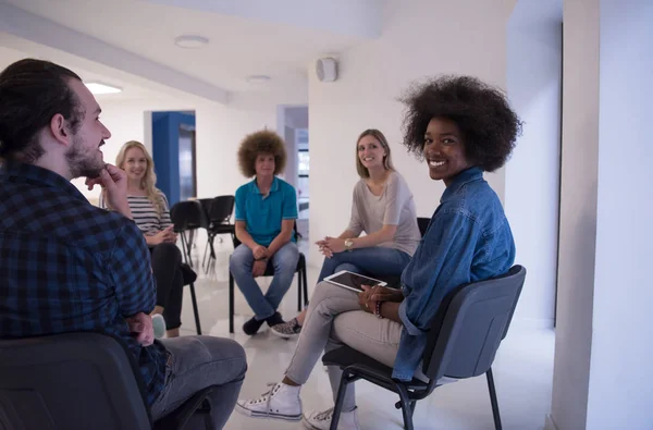 Equipe de negócios de inicialização multiétnica em reunião — Fotografia de Stock