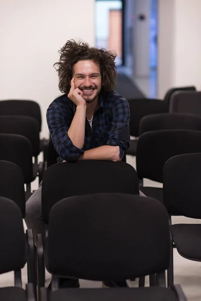 Uno studente si siede da solo in una classe — Foto Stock