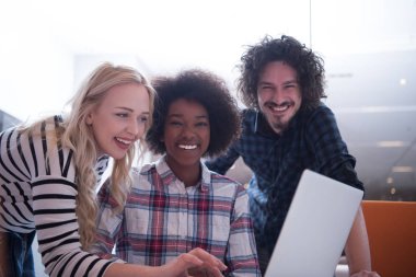 Çok ırklı bir girişim ekibi toplandı