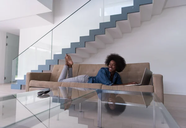 African American vrouw met laptop op de Bank — Stockfoto