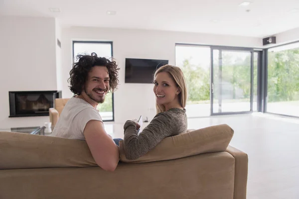 Vue arrière du couple regardant la télévision — Photo