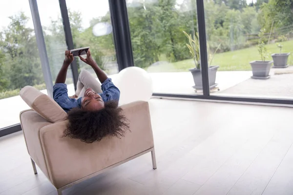 Afro-américaine femme à la maison avec tablette numérique — Photo