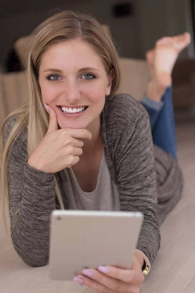 Ung kvinna använde tablet PC på golvet — Stockfoto
